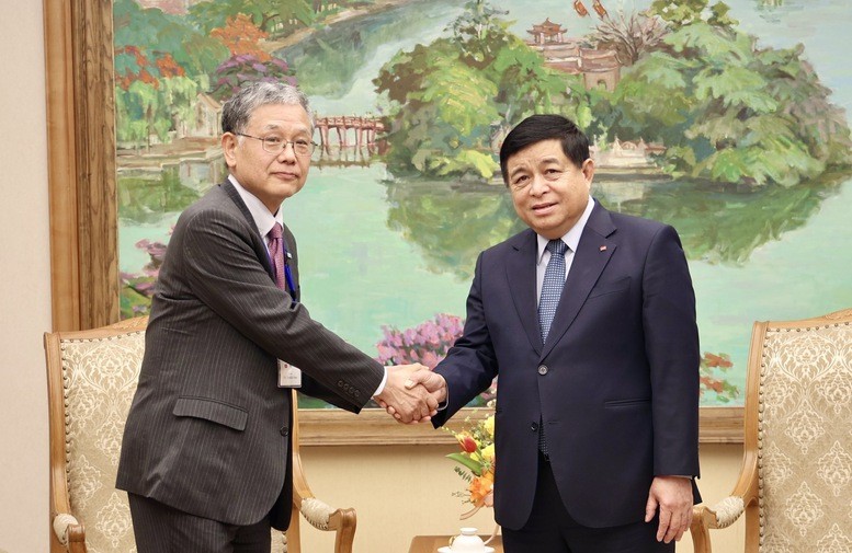 El vice primer ministro vietnamita Nguyen Chi Dung (derecha) recibe al presidente del Consejo Internacional de Intercambio Amistoso de Japón, Onoi Yoshiki. (Fotografía: VGP)