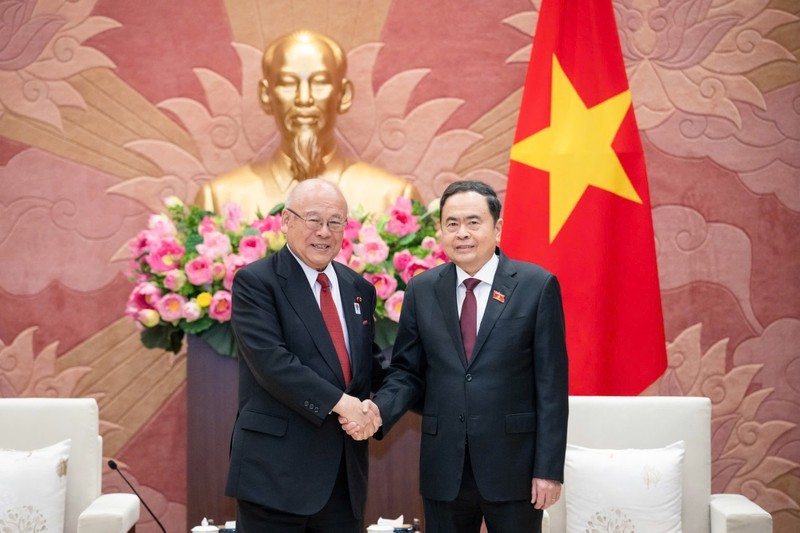 El presidente de la Asamblea Nacional de Vietnam, Tran Thanh Man (derecha), recibe a Takebe Tsutomu, asesor especial de la Alianza Parlamentaria de Amistad Japón-Vietnam. (Fotografía: Nhan Dan)