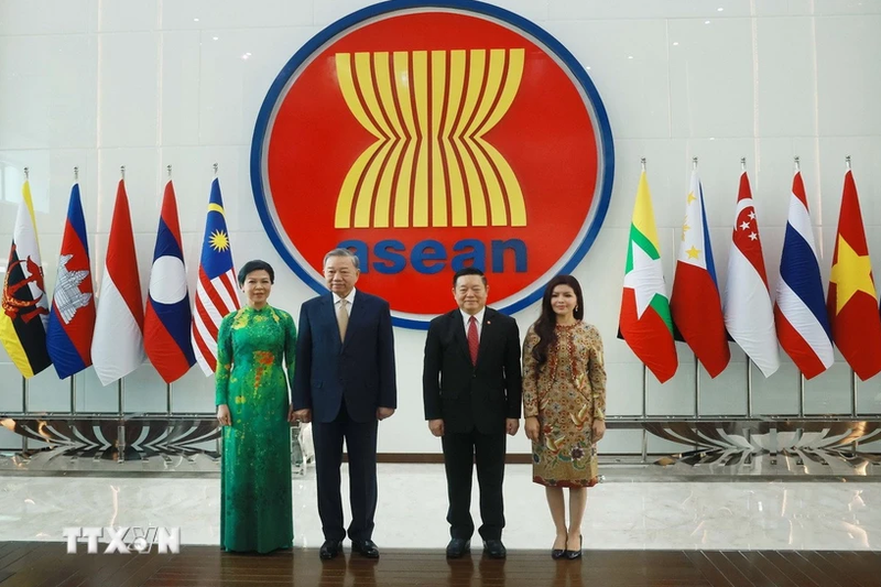 El secretario general del Partido Comunista de Vietnam, To Lam (segundo, a la izquierda) y su esposa, Ngo Phuong Ly (primera, a la izquierda), visitan la Secretaría de la Asean el 10 de marzo. (Fotografía: VNA)