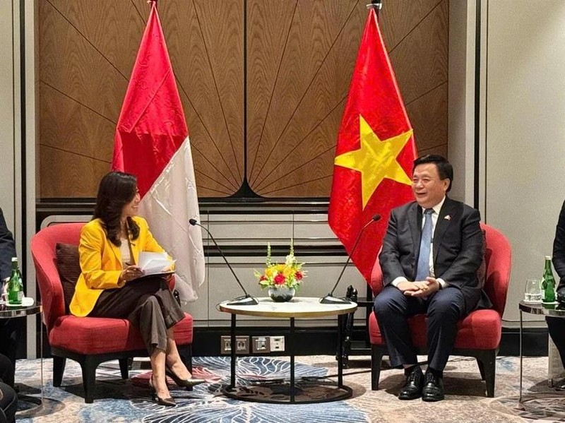 El director de la Academia Nacional de Política Ho Chi Minh y presidente del Consejo Teórico Central de Vietnam, Nguyen Xuan Thang, sostiene una sesión de trabajo con Meutya Viada Hafid, vicepresidenta del Partido Golkar y ministra de Comunicaciones y Transformación Digital de Indonesia. (Fotografía: hcma.vn)