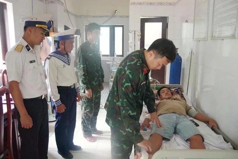 Médicos militares examinan al pescador Huynh Con. (Fotografía: VNA)