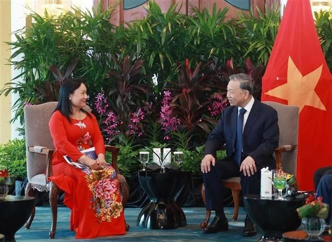 El secretario general del Partido Comunista de Vietnam, To Lam, y Tran Thi Lam, asesora de Shangri-La Healthcare Investment y cofundadora de la empresa médica de Hoa Lam Shangri-La. (Fotografía: VNA)