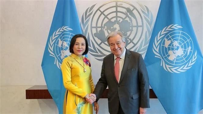 La vicepresidenta de la Asamblea Nacional de Vietnam Nguyen Thi Thanh y el secretario general de la ONU, Antonio Guterres. (Fotografía: VNA)