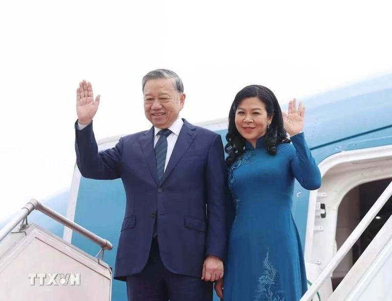 El secretario general del Partido Comunista de Vietnam, To Lam, y su esposa parten de Indonesia para visitar Singapur. (Fotografía: VNA)