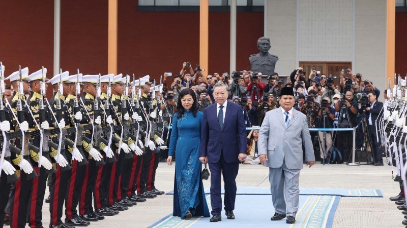 El presidente indonesio y presidente del Partido Movimiento Gran Indonesia (Gerindra), Prabowo Subianto, se despide del secretario general del Partido Comunista de Vietnam, To Lam, y de su esposa en el aeropuerto militar de Halim Perdanakusuma, en Yakarta. (Fotografía: VNA)