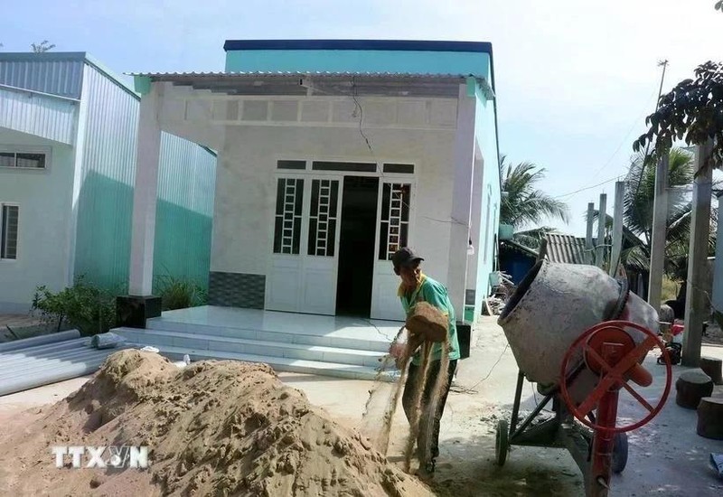 Una casa bajo construcción para familias necesitadas. (Fotografía: VNA)