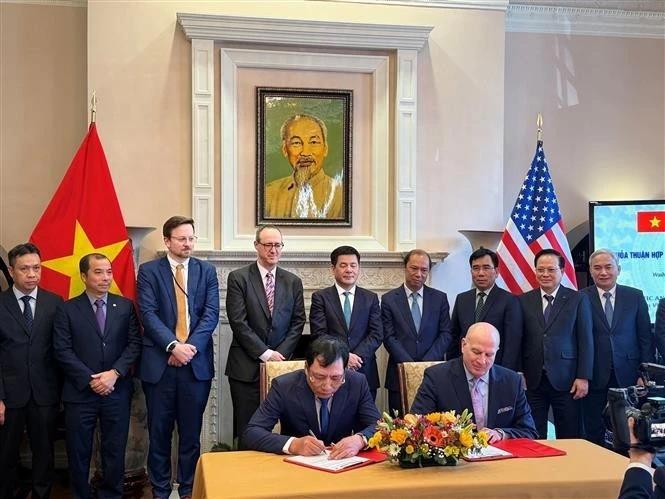 En el acto de firma de acuerdos entre empresas de los dos países. (Fotografía: VNA)