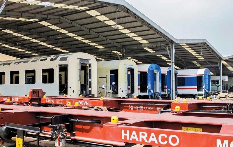 Muchas empresas nacionales participan en los campos como construcción de nuevos vagones, locomotoras, instalación de equipos y materiales ferroviarios. (Fotografía: baodautu.vn)