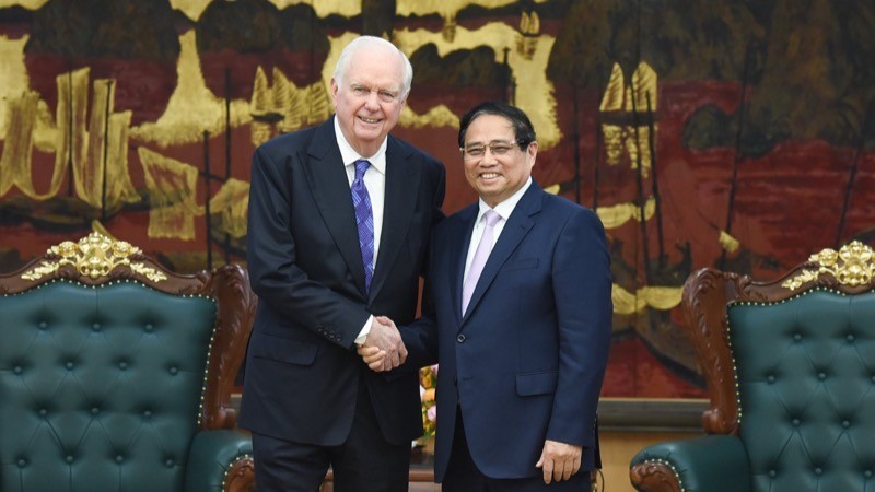 El primer ministro vietnamita, Pham Minh Chinh, y Thomas Vallely, asesor sénior sobre Vietnam del Instituto del Sudeste Asiático de la Universidad de Columbia. (Fotografía: Nhan Dan)