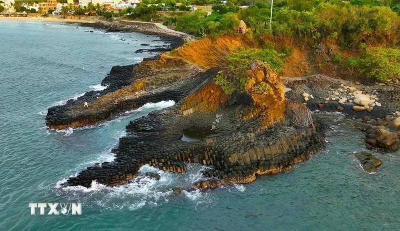 Ghenh Da Dia (acantilado marino de placas de piedra), a 35 kilómetros al norte del centro de la ciudad de Tuy Hoa, se considera una obra de arte creada por la naturaleza. (Fotografía: VNA)