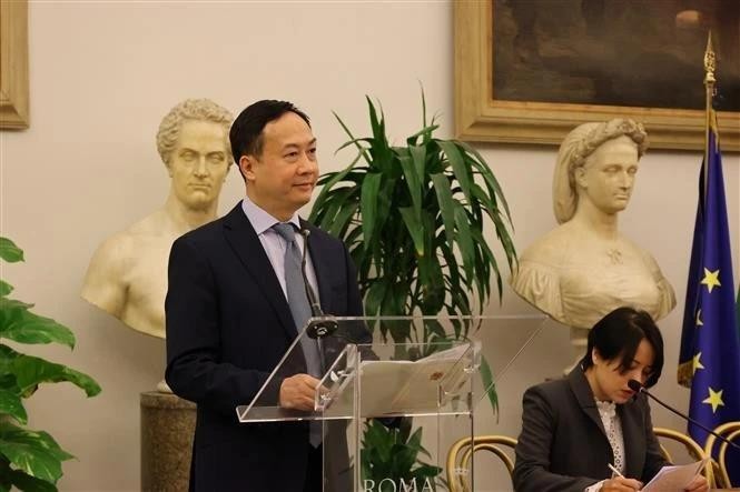 El embajador de Vietnam en Italia, Duong Hai Hung, habla en el evento. (Fotografía: VNA)