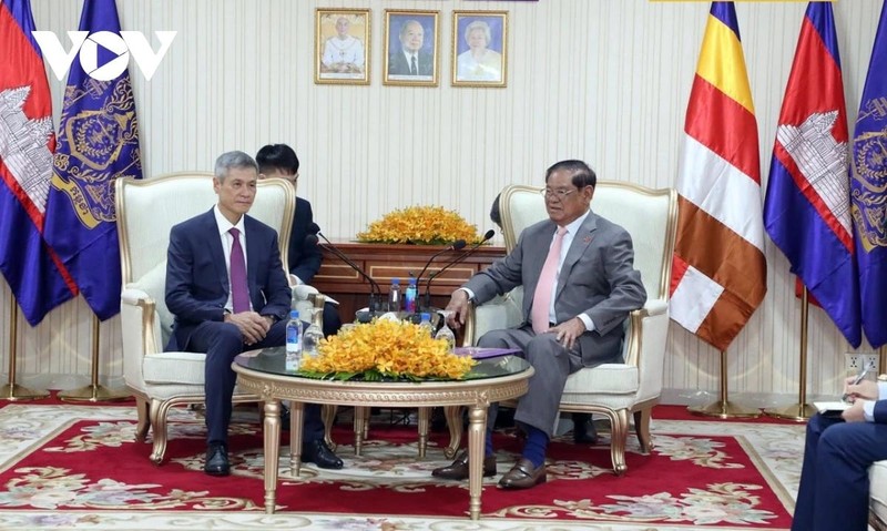 Escena de la reunión entre el embajador de Vietnam en Phnom Penh, Nguyen Minh Vu, y Samdech Sar Kheng, vicepresidente del Partido Popular de Camboya, ex vice primer ministro y antiguo jefe del Interior. (Fotografía: VOV)