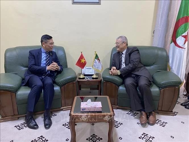 El embajador de Vietnam en Argelia, Tran Quoc Khanh, y el gobernador de la provincia de Touggourt, Othmane Abdelaziz. (Fotografía: VNA)