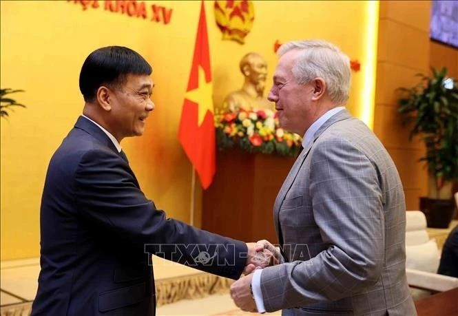 El vicepresidente de la Asamblea Nacional de Vietnam Vu Hong Thanh recibe al presidente y director general del Consejo Empresarial Estados Unidos-Asean, Ted Osius. (Fotografía: VNA)