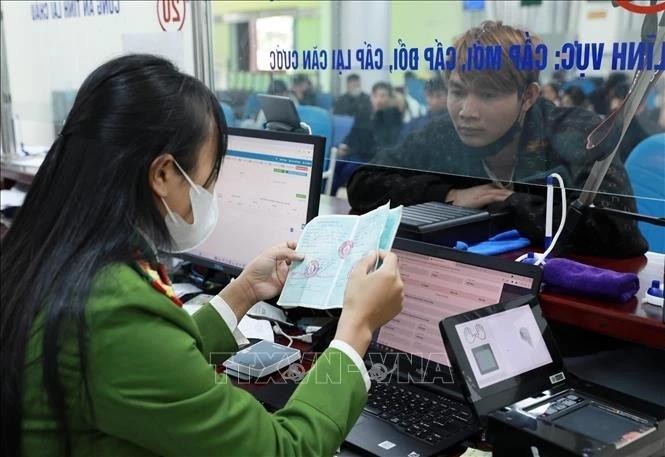 Personas realizan trámites administrativos en la policía de Lai Chau. (Fotografía: VNA)