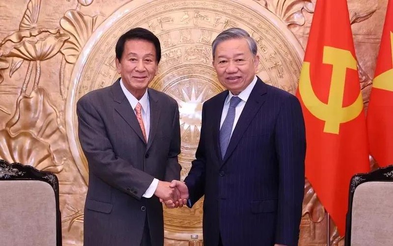 El secretario general del Partido Comunista de Vietnam, To Lam (derecha), recibe a Sugi Ryotaro, exembajador especial de las relaciones Vietnam-Japón. (Fotografía: VNA)