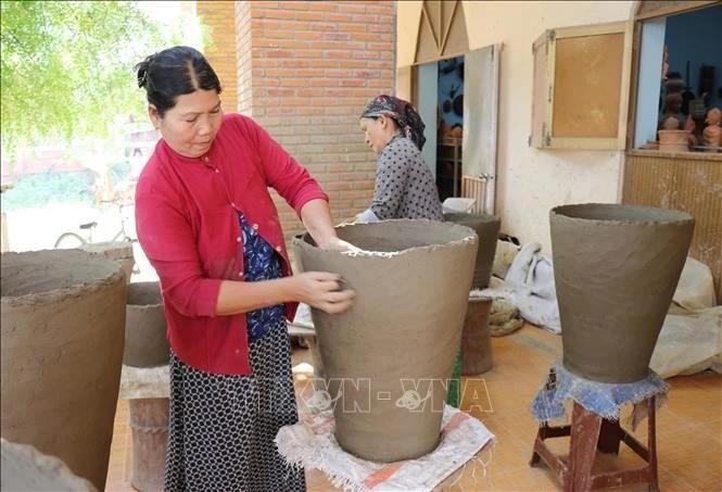 Producción de la cerámica Cham en la provincia vietnamita de Ninh Thuan. (Fotografía: VNA)