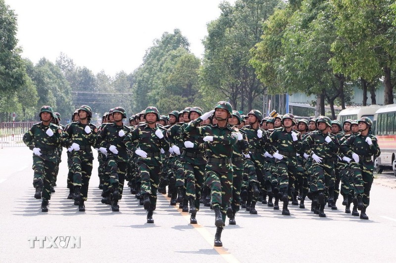 La formación del Ejército Popular de Laos ensaya para el desfile en conmemoración del 50º aniversario del Día de la Liberación del Sur y la Reunificación nacional de Vietnam. (Fotografía: VNA)