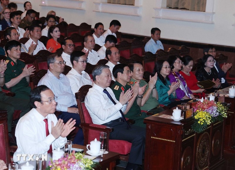 El secretario general del Partido Comunista de Vietnam, To Lam, y altos funcionarios participan en el concierto “Sinfonía de la Paz” en Ciudad Ho Chi Minh. (Fotografía: VNA)