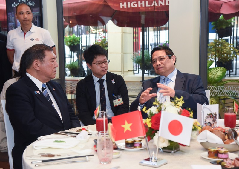El primer ministro Pham Minh Chinh y su esposa comparten un desayuno tradicional vietnamita con el premier Ishiba Shigeru y su cónyuge, acompañándolo con café local. (Fotografía: Nhan Dan)
