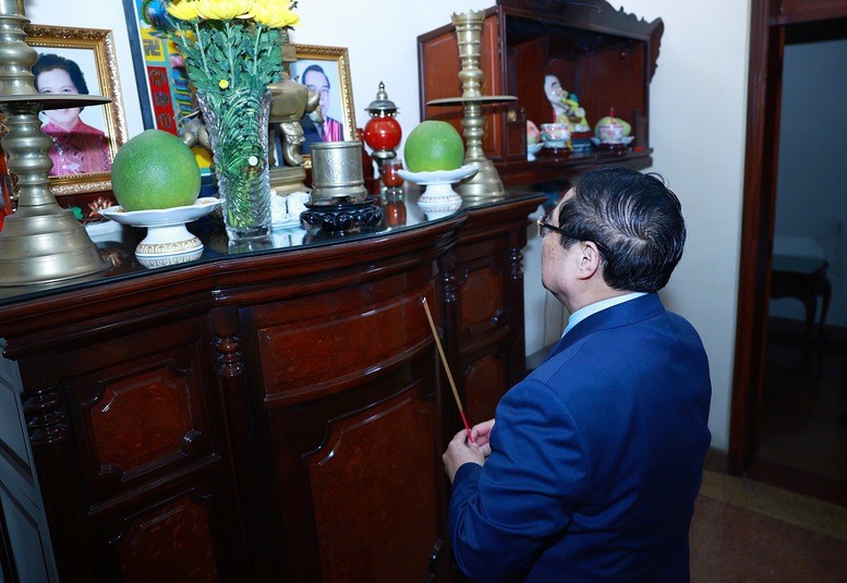 El primer ministro de Vietnam, Pham Minh Chinh, ofrece inciensos en homenaje del difunto jefe de Gobierno Phan Van Khai. (Fotografía: VGP)