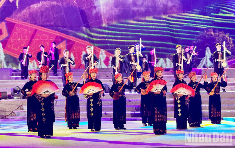 La presentación del canto Then del distrito de Binh Lieu en el carnaval contribuye a publicitar ese patrimonio cultural atesorado por la etnia local Tay. (Fotografía: Nhan Dan)