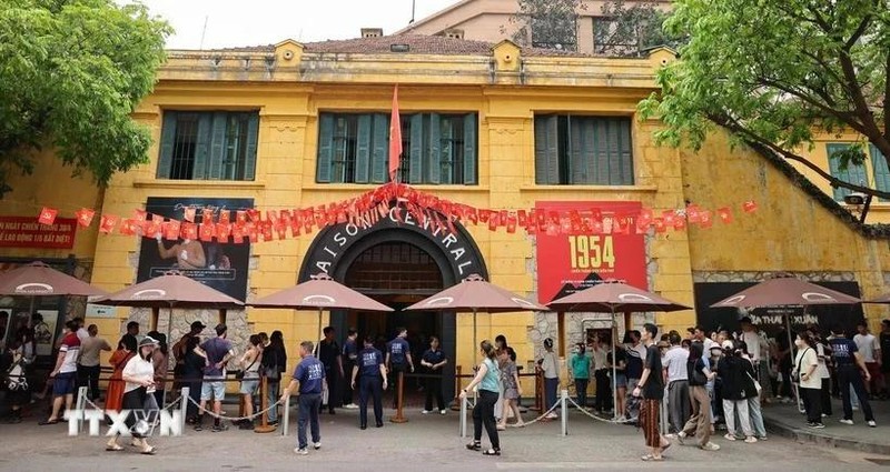 La reliquia de Prisión de Hoa Lo es un lugar para educar sobre el patriotismo y las tradiciones revolucionarias a todas las clases sociales, especialmente a los jóvenes. (Fotografía: VNA)