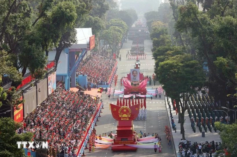 Desfile en Ciudad Ho Chi Minh con motivo del 50º aniversario de la reunificación nacional. (Fotografía: VNA)