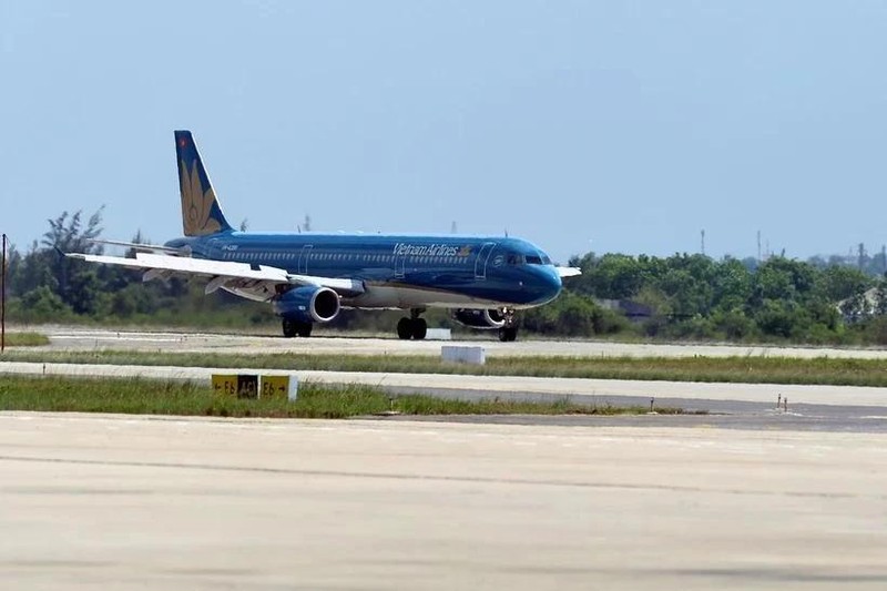Un avión despega en el Aeropuerto Internacional de Phu Quoc. (Fotografía: VNA)