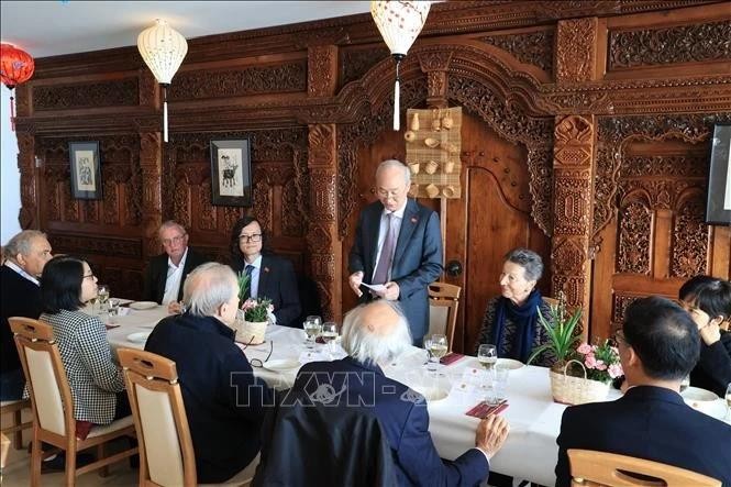 El embajador vietnamita en Suiza, Phung The Long, en el encuentro. (Fotografía: VNA)