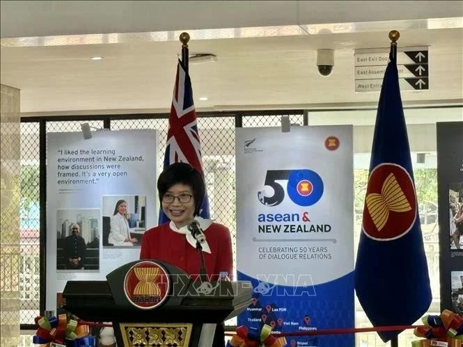 La embajadora Ton Thi Ngoc Huong, representante permanente de Vietnam ante la Asean, habla en la ceremonia de apertura de la exposición fotográfica. (Fotografía: VNA)
