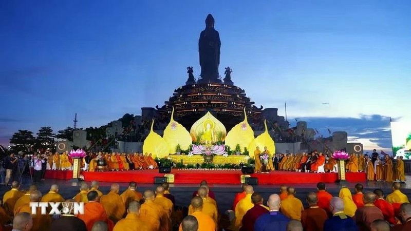 Ceremonia de oración por la paz en el Complejo Turístico Nacional de la montaña de Ba Den, en la provincia sureña de Tay Ninh. (Fotografía: VNA)