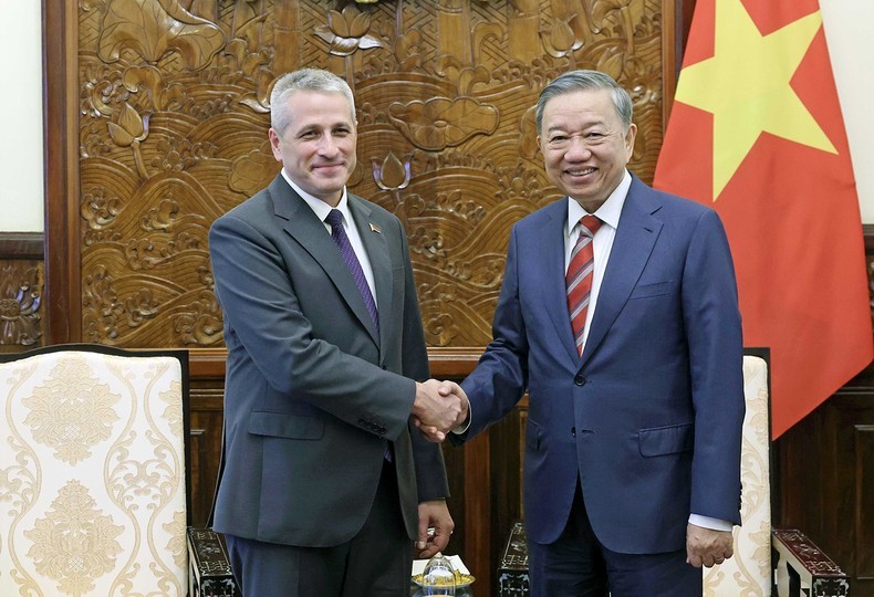 El presidente de Vietnam, To Lam (derecha), recibe al embajador de Bielorrusia en Hanói, Uladzimir Baravikou, el 3 de julio de 2024. (Fotografía: VNA)