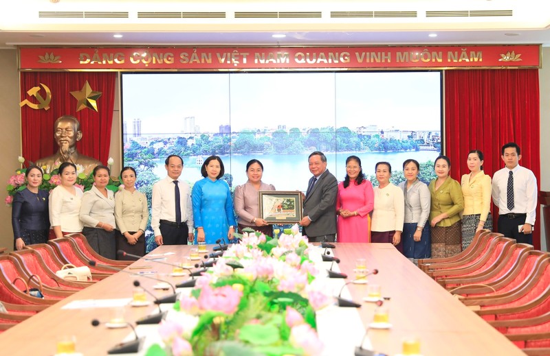 Nguyen Van Phong, vicesecretario permanente del Comité del Partido Comunista de Vietnam en Hanói, entrega un regalo de recuerdo a la delegación de la filial de la Unión de Mujeres de Laos en Vientián. (Fotografía: hanoimoi.vn)