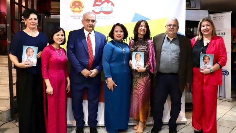 La embajadora vietnamita en Atenas, Pham Thi Thu Huong, con delegados y amigos griegos en el acto de presentación de la Biografía de Ho Chi Minh en idioma griego. (Foto: Embajada de Vietnam en Grecia)