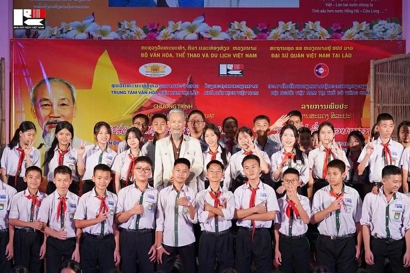 Estudiantes de la escuela bilingüe laosiano-vietnamita de Nguyen Du participan en el programa en Laos. (Foto: Teatro Dramático de Vietnam)