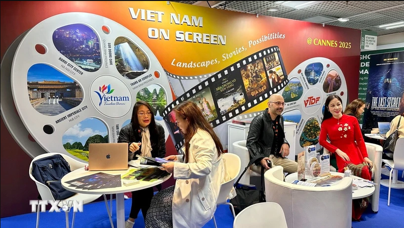 Socios intercambian información con productores cinematográficos vietnamitas. (Fotografía: VNA)