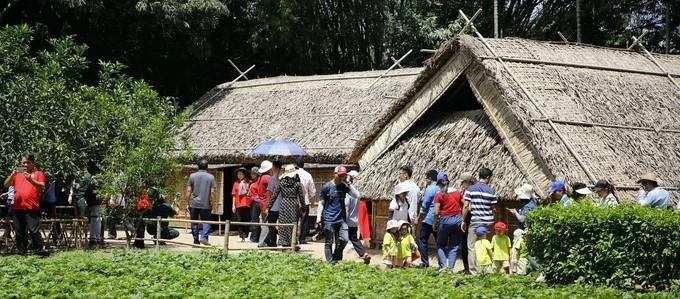 Mucha gente visita la Aldea del Loto con motivo del 135 aniversario del natalicio del Presidente Ho Chi Minh. (Fotografía: sggp.org.vn)