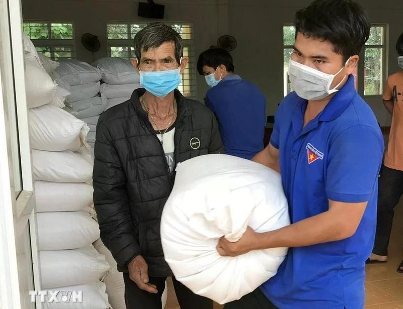 Vietnam asigna 668 toneladas de arroz de la reserva nacional a Bac Kan, Ha Giang y Tuyen Quang para apoyar a los residentes durante el período entre cosechas. (Fotografía: VNA)