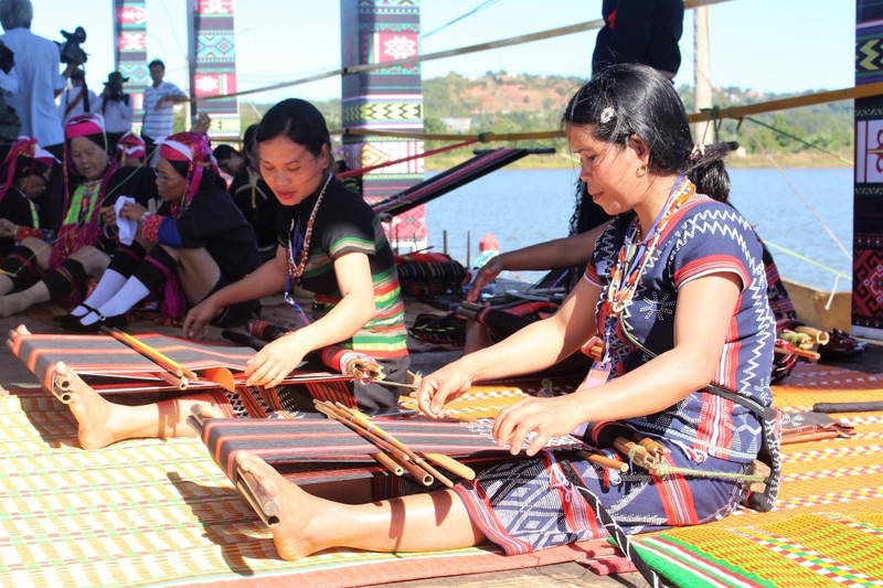 El evento busca honrar el oficio tradicional de tejeduría de brocado en Dak Lak. (Fotografía: baodaklak.vn)