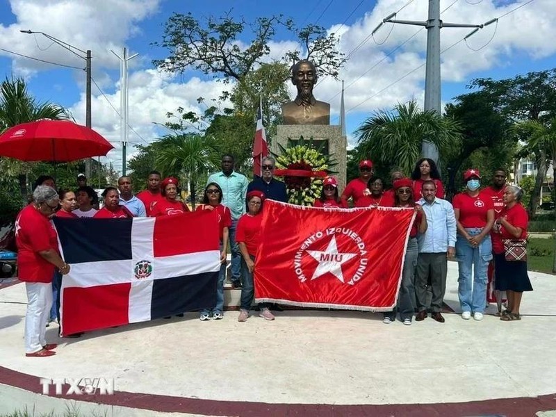 Representantes del Movimiento Izquierda Unida ofrece flores en la estatua del Presidente Ho Chi Minh en la plaza que lleva su nombre en la ciudad de Santo Domingo Este, provincia Santo Domingo. (Fotografía: VNA)