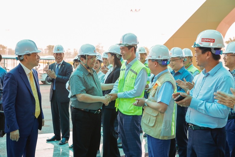 El primer ministro de Vietnam, Pham Minh Chinh, inspecciona el progreso de construcción del Centro Nacional de Exposiciones y Ferias en el distrito de Dong Anh. (Fotografía: VGP)