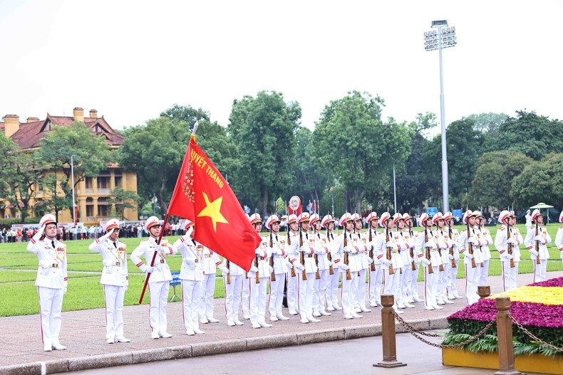 El 19 de mayo de 2025 se celebra de manera solemne una especial ceremonia de izamiento de la bandera en la histórica plaza de Ba Dinh, con motivo del 135º aniversario del natalicio del Presidente Ho Chi Minh. (Fotografía: Nhan Dan)