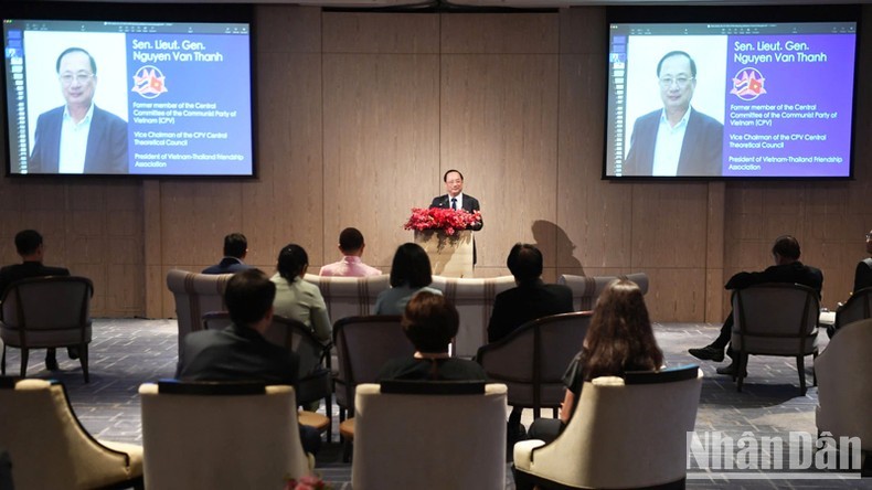 El presidente de la Asociación de Amistad Vietnam-Tailandia, Nguyen Van Thanh, interviene en la reunión. (Fotografía: Nhan Dan)