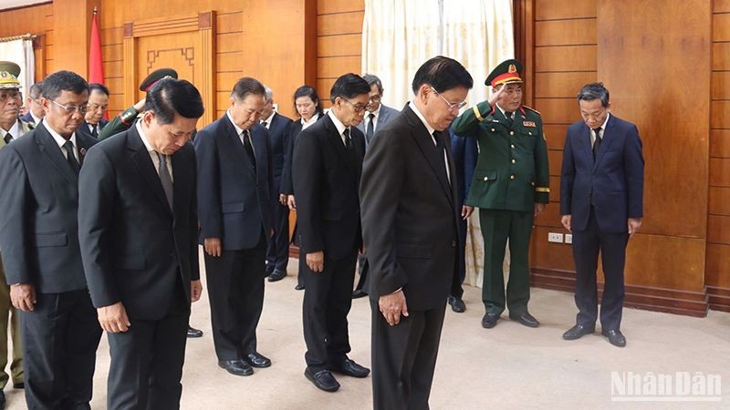 El secretario general del Partido Popular Revolucionario de Laos y presidente del país, Thongloun Sisoulith, rinde homenaje al expresidente Tran Duc Luong. (Fotografía: Nhan Dan)