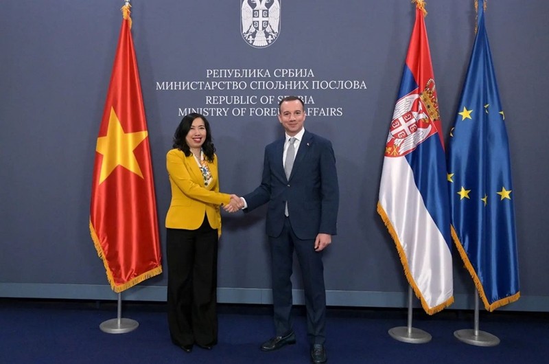 El vicecanciller serbio Damjan Jovic y su homóloga vietnamita Le Thi Thu Hang. (Fotografía: Ministerio de Relaciones Exteriores de Vietnam)