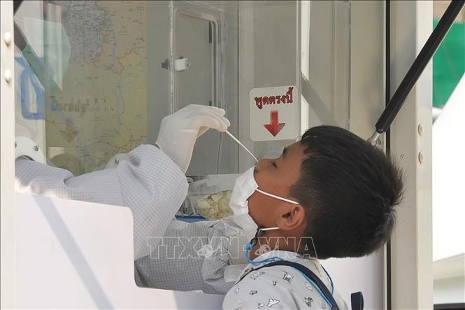 Un trabajador de la salud recoge muestras para la prueba de Covid-19 en Bangkok, Tailandia. (Fotografía: VNA) 