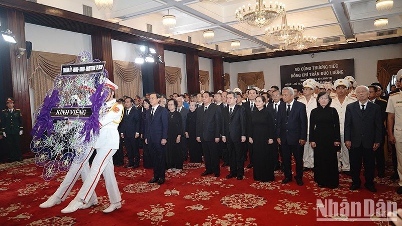 La delegación del Comité del Partido, el Consejo Popular, el Comité Popular y el Frente de la Patria de Vietnam en Ciudad Ho Chi Minh asiste a la ceremonia. (Fotografía: Nhan Dan)