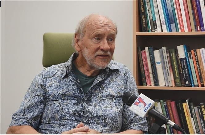 El profesor Hal Hill, de la Escuela de Políticas Públicas Crawford de la Universidad Nacional de Australia, en la entrevista. (Fotografía: VNA)