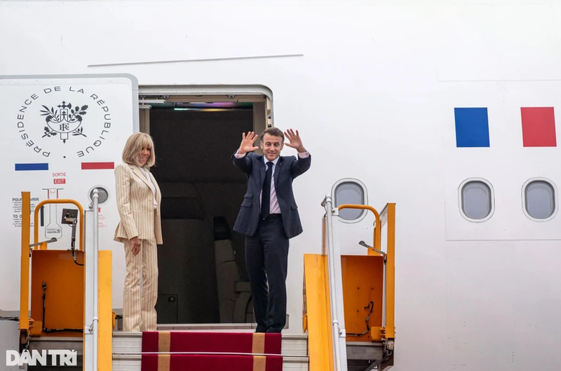 El presidente francés, Emmanuel Macron, y su esposa, Brigitte Macron, parten de Hanói. (Fotografía: dantri.com.vn)